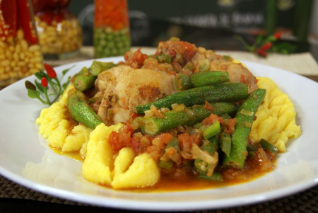 Frango com quiabo e angu