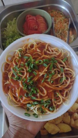 Costelinha com macarronada e maionese